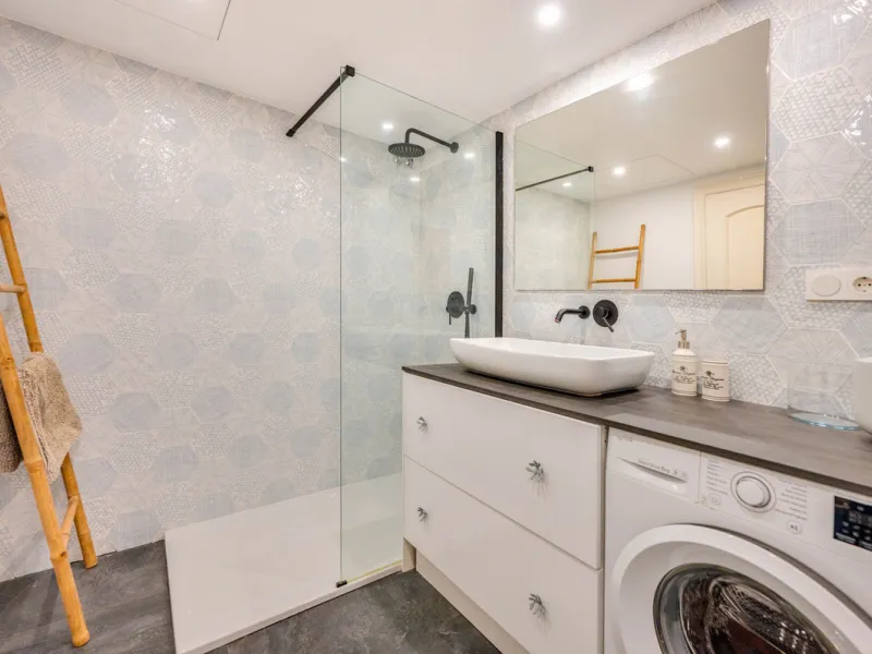 This beautifully refurbished yet thoughtfully personalised two-bedroom, two-bathroom apartment is set within the sought-after gated community of Campos de Guadalmina, offering open golf views from every bedroom.