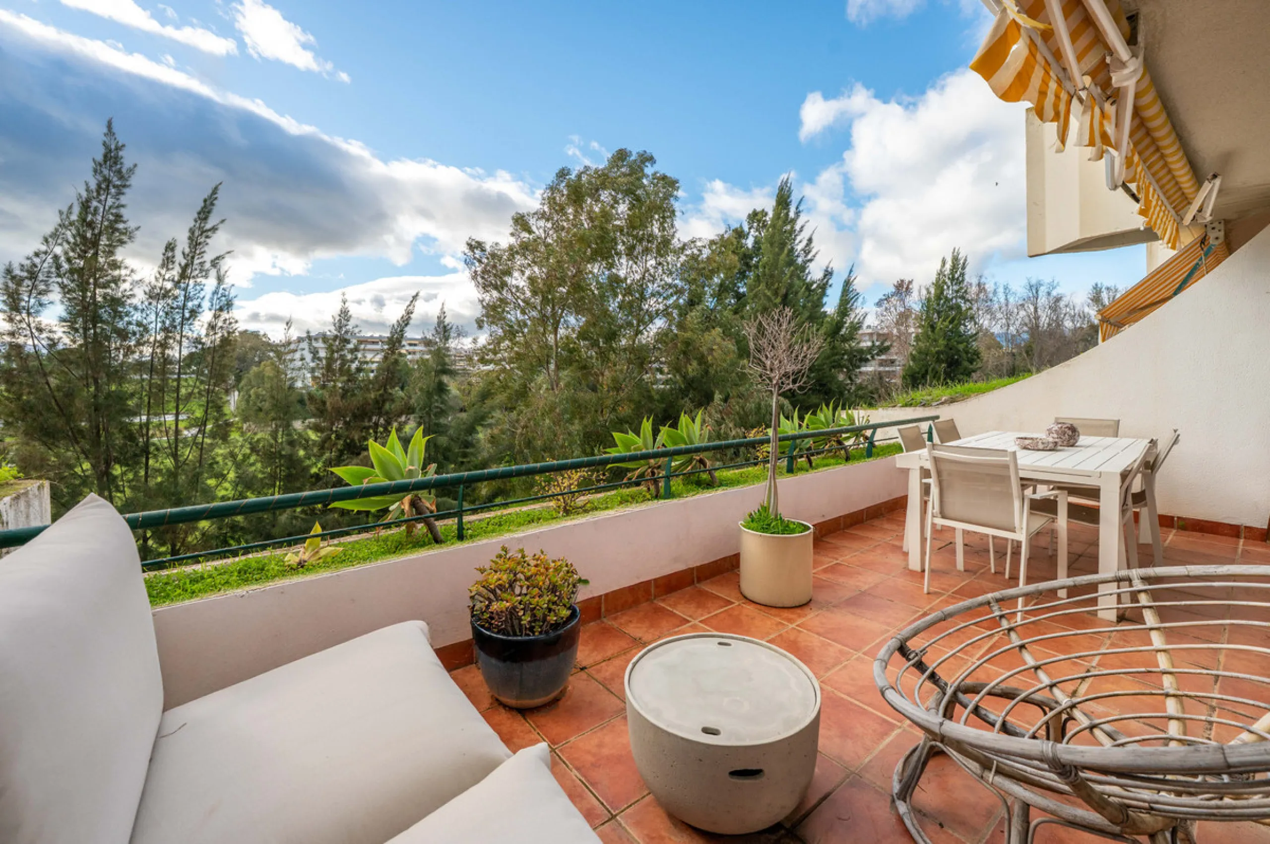 This beautifully refurbished yet thoughtfully personalised two-bedroom, two-bathroom apartment is set within the sought-after gated community of Campos de Guadalmina, offering open golf views from every bedroom.