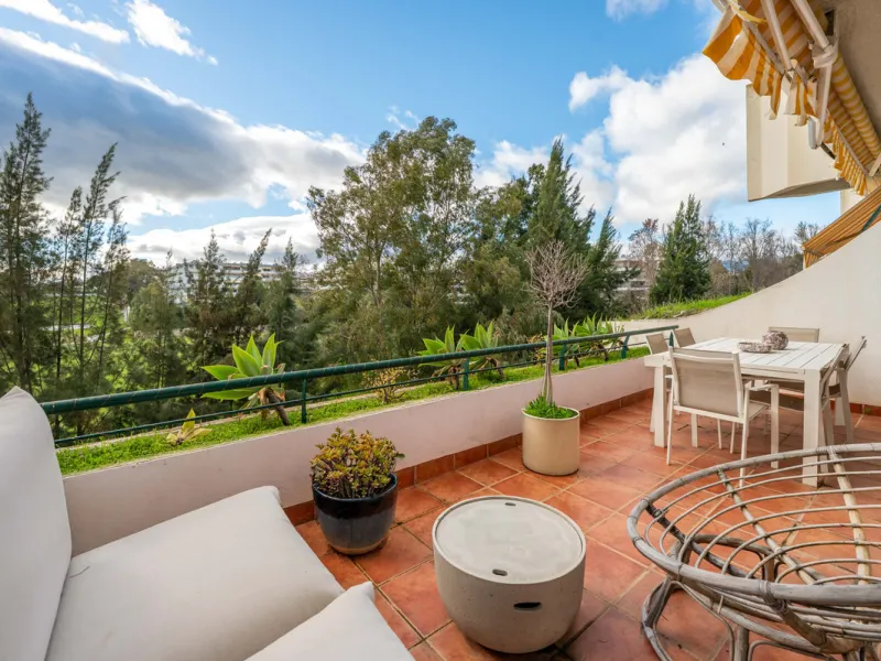 This beautifully refurbished yet thoughtfully personalised two-bedroom, two-bathroom apartment is set within the sought-after gated community of Campos de Guadalmina, offering open golf views from every bedroom.