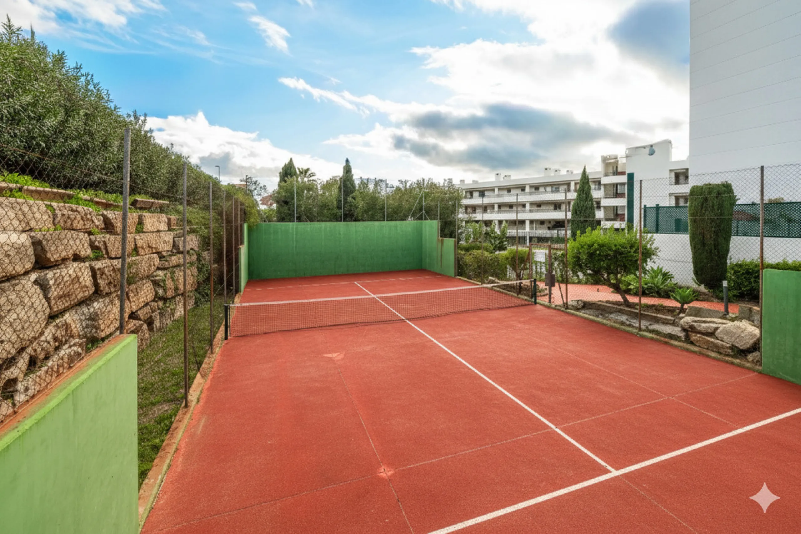 This beautifully refurbished yet thoughtfully personalised two-bedroom, two-bathroom apartment is set within the sought-after gated community of Campos de Guadalmina, offering open golf views from every bedroom.
