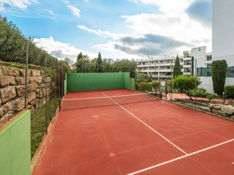 This beautifully refurbished yet thoughtfully personalised two-bedroom, two-bathroom apartment is set within the sought-after gated community of Campos de Guadalmina, offering open golf views from every bedroom.