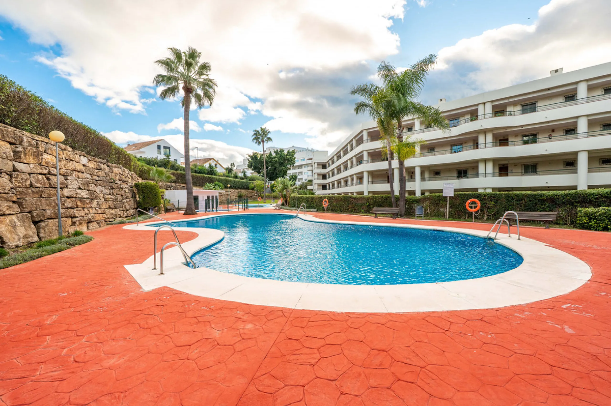 This beautifully refurbished yet thoughtfully personalised two-bedroom, two-bathroom apartment is set within the sought-after gated community of Campos de Guadalmina, offering open golf views from every bedroom.