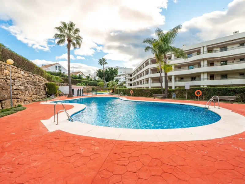 This beautifully refurbished yet thoughtfully personalised two-bedroom, two-bathroom apartment is set within the sought-after gated community of Campos de Guadalmina, offering open golf views from every bedroom.