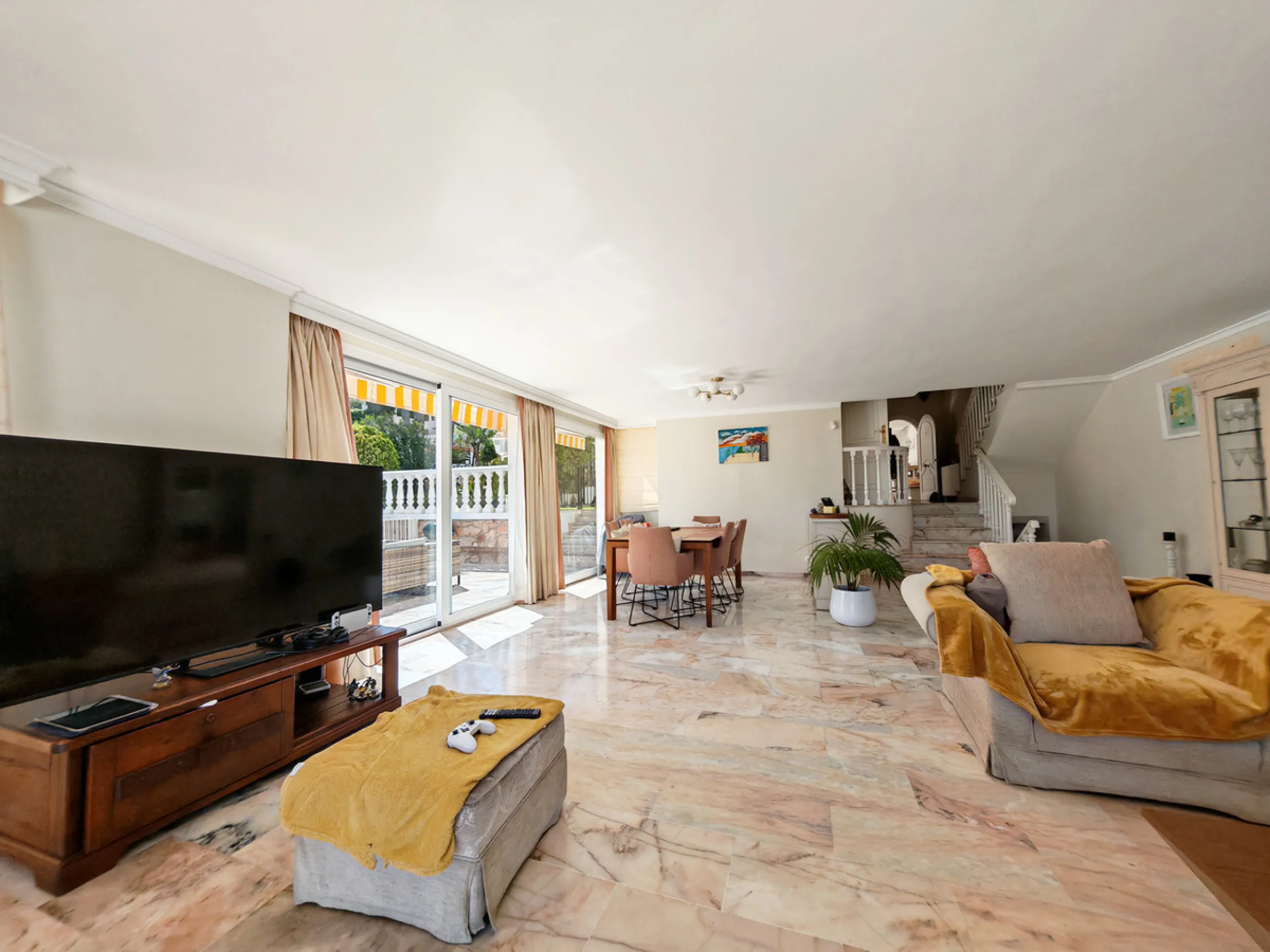 Semi Detached Villa for sale in , Benalmadena with 5 bedrooms, 3 bathrooms, 3 en suite bathrooms, 1 toilet and with orientation south/east, with communal swimming pool, private garage (2 parking spaces) and private garden. Regarding property dimensions, i