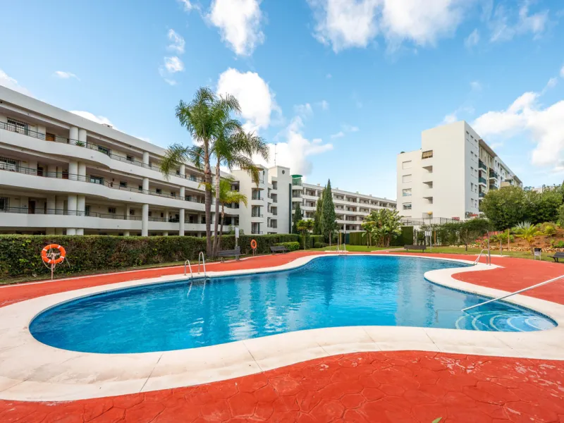 This beautifully refurbished yet thoughtfully personalised two-bedroom, two-bathroom apartment is set within the sought-after gated community of Campos de Guadalmina, offering open golf views from every bedroom.