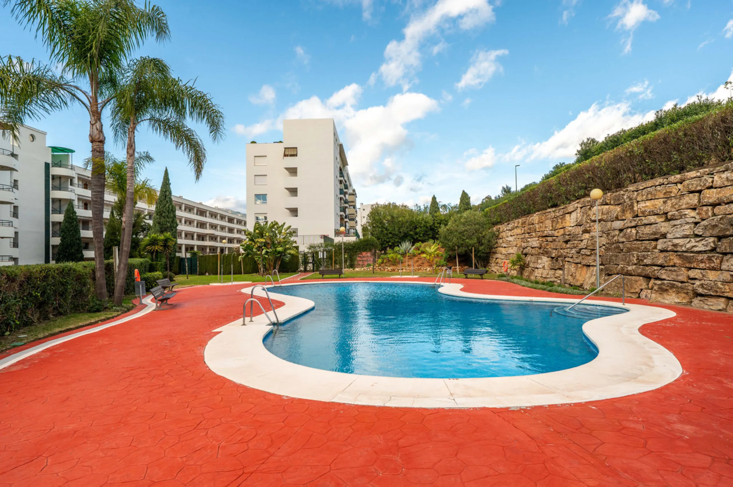 This beautifully refurbished yet thoughtfully personalised two-bedroom, two-bathroom apartment is set within the sought-after gated community of Campos de Guadalmina, offering open golf views from every bedroom.