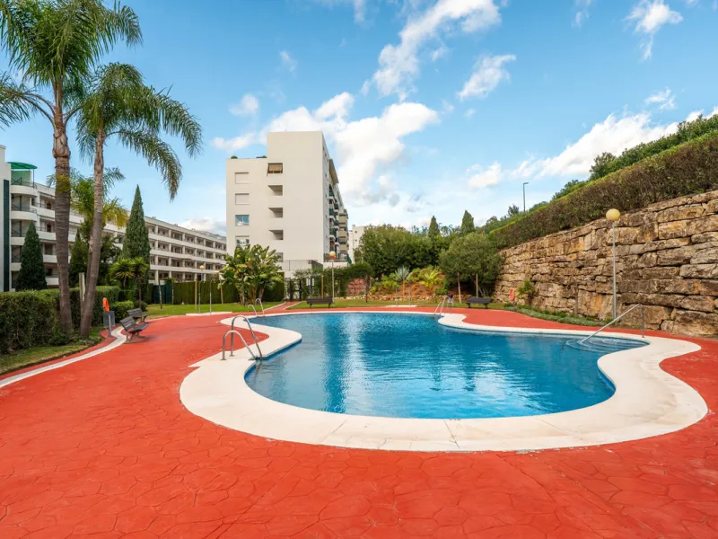 This beautifully refurbished yet thoughtfully personalised two-bedroom, two-bathroom apartment is set within the sought-after gated community of Campos de Guadalmina, offering open golf views from every bedroom.