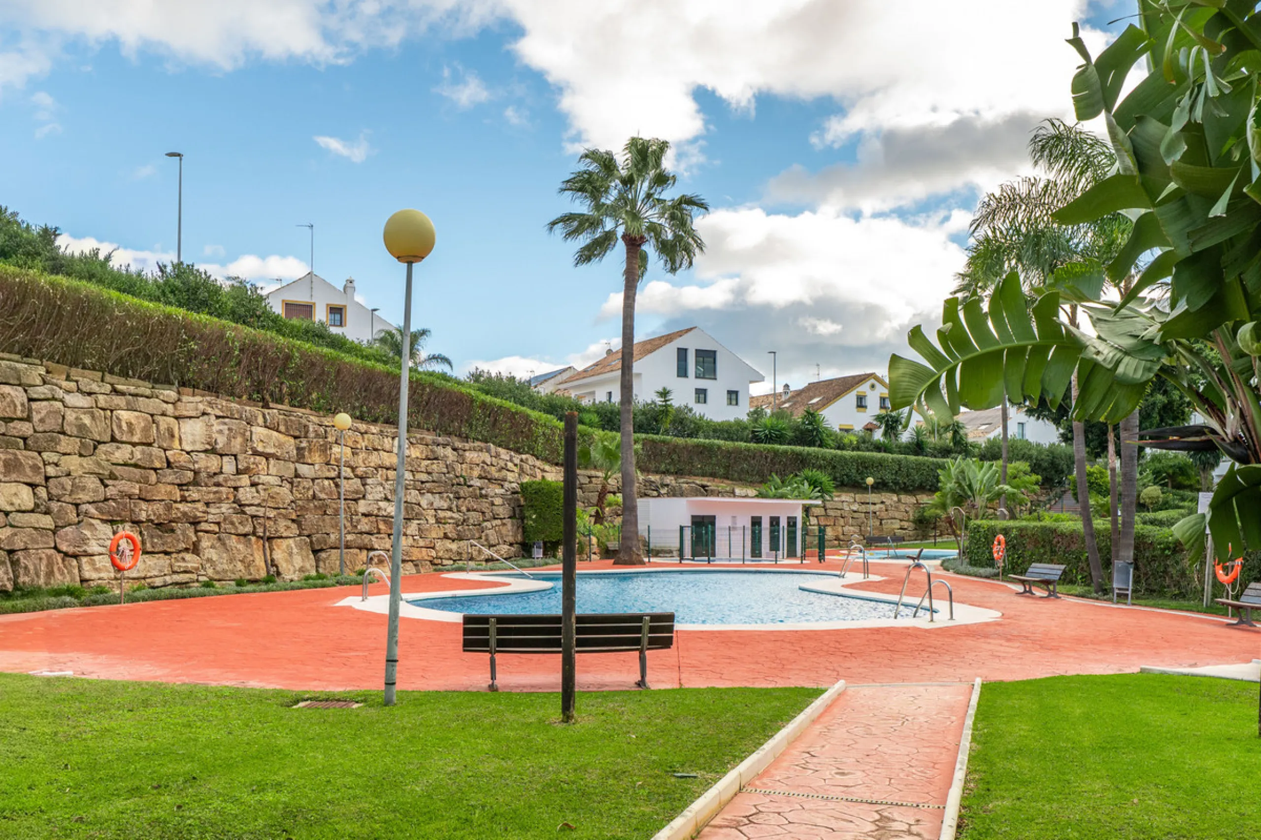 This beautifully refurbished yet thoughtfully personalised two-bedroom, two-bathroom apartment is set within the sought-after gated community of Campos de Guadalmina, offering open golf views from every bedroom.