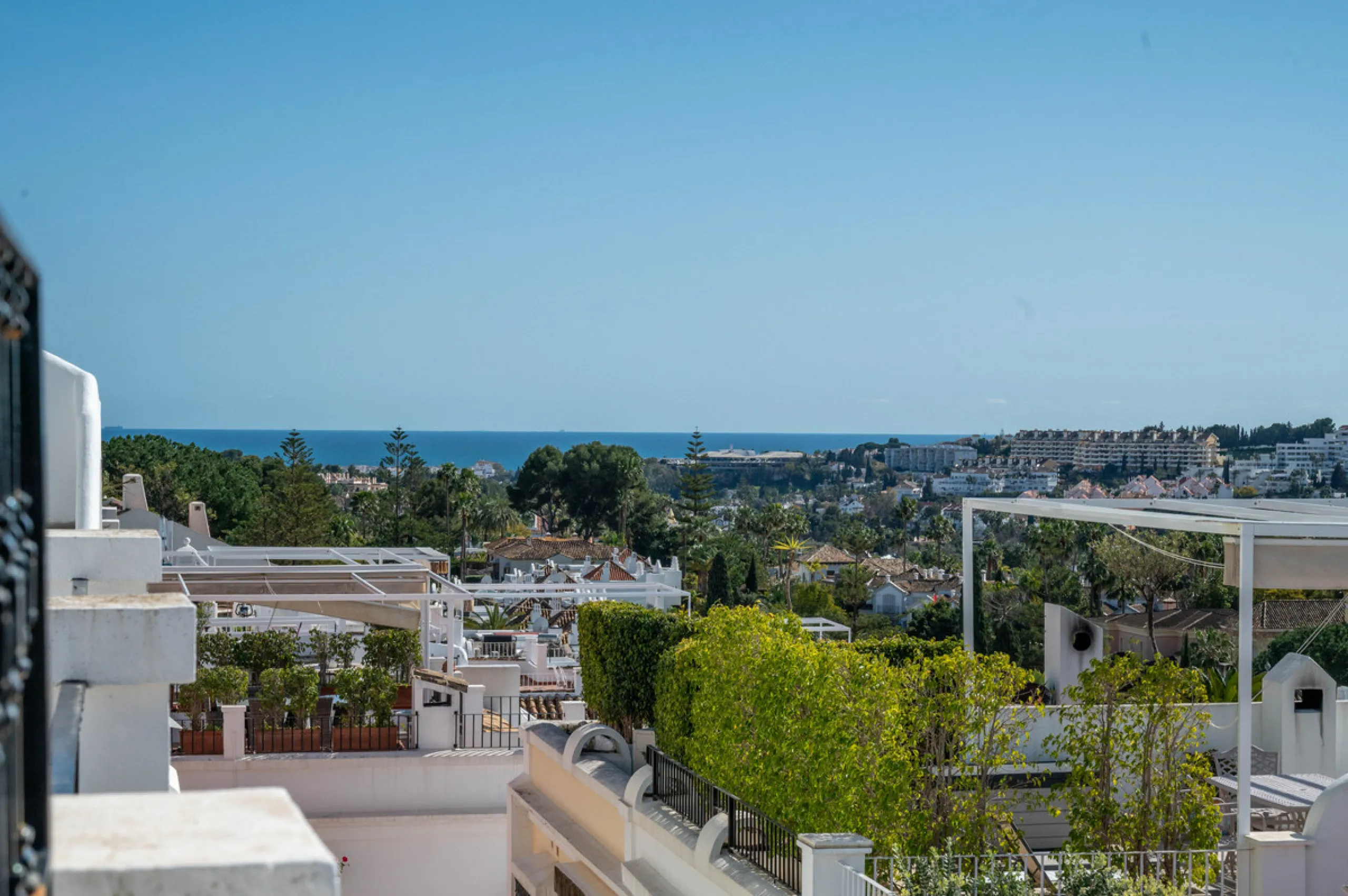 Charming 3-Bedroom Townhouse with Panoramic Views and Rooftop Terrace, Aloha Pueblo, Nueva Andalucía