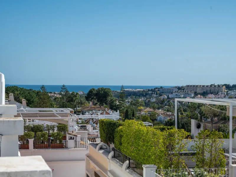 Charming 3-Bedroom Townhouse with Panoramic Views and Rooftop Terrace, Aloha Pueblo, Nueva Andalucía