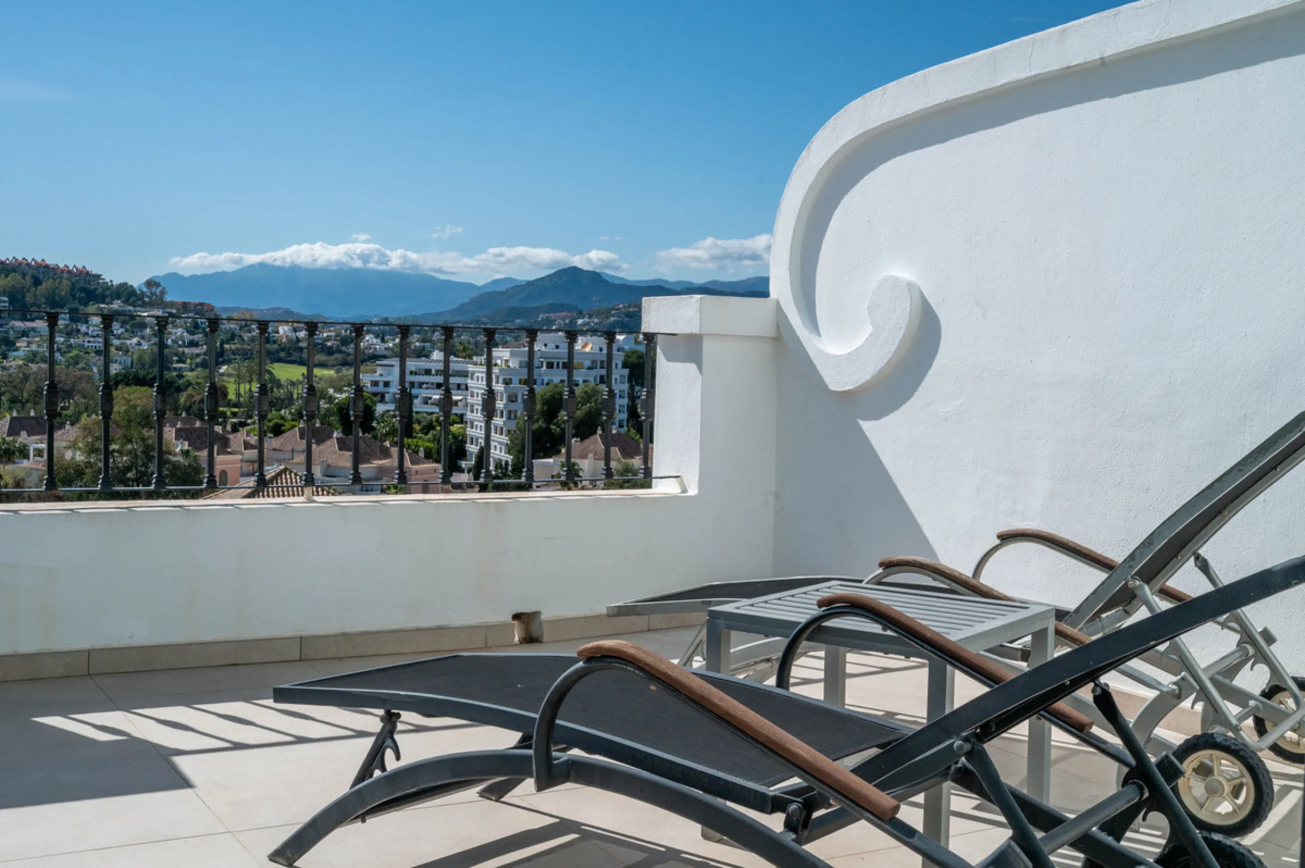 Charming 3-Bedroom Townhouse with Panoramic Views and Rooftop Terrace, Aloha Pueblo, Nueva Andalucía