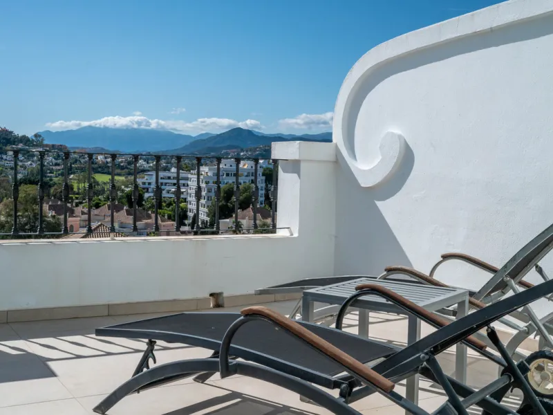 Charming 3-Bedroom Townhouse with Panoramic Views and Rooftop Terrace, Aloha Pueblo, Nueva Andalucía