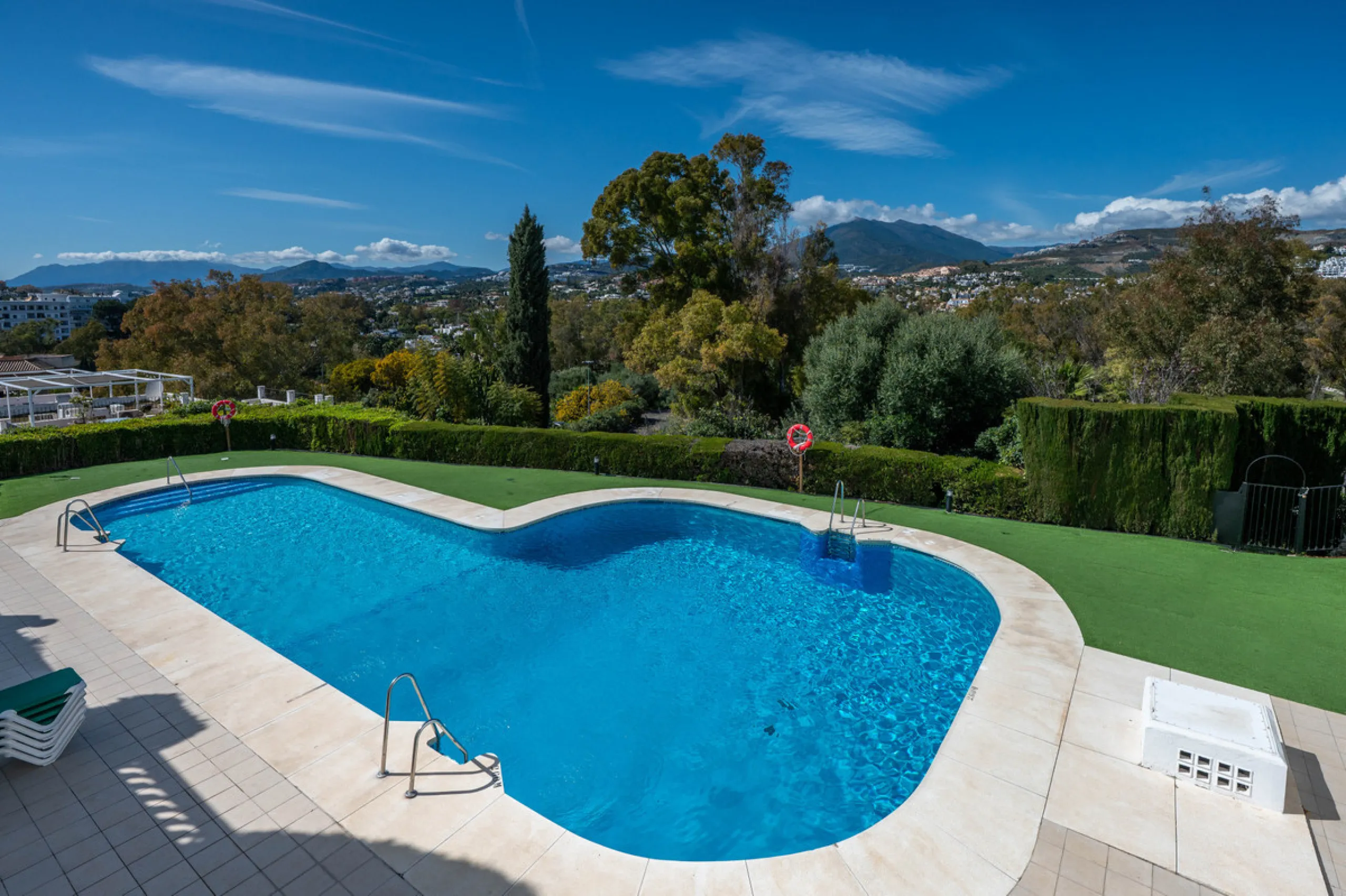 Charming 3-Bedroom Townhouse with Panoramic Views and Rooftop Terrace, Aloha Pueblo, Nueva Andalucía
