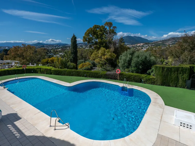 Charming 3-Bedroom Townhouse with Panoramic Views and Rooftop Terrace, Aloha Pueblo, Nueva Andalucía