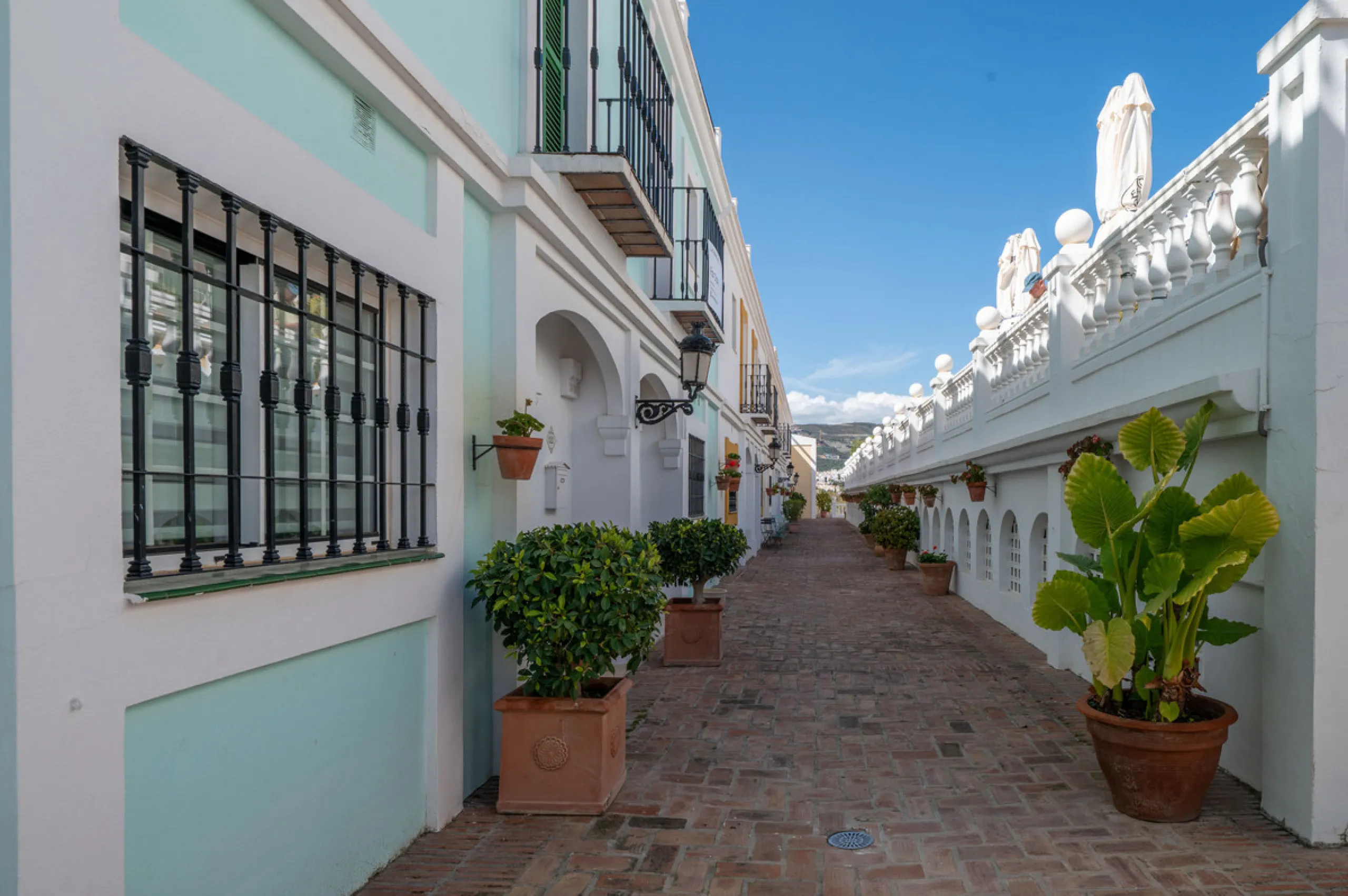 Charming 3-Bedroom Townhouse with Panoramic Views and Rooftop Terrace, Aloha Pueblo, Nueva Andalucía