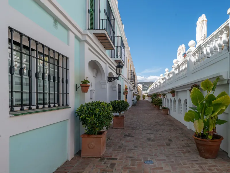 Charming 3-Bedroom Townhouse with Panoramic Views and Rooftop Terrace, Aloha Pueblo, Nueva Andalucía