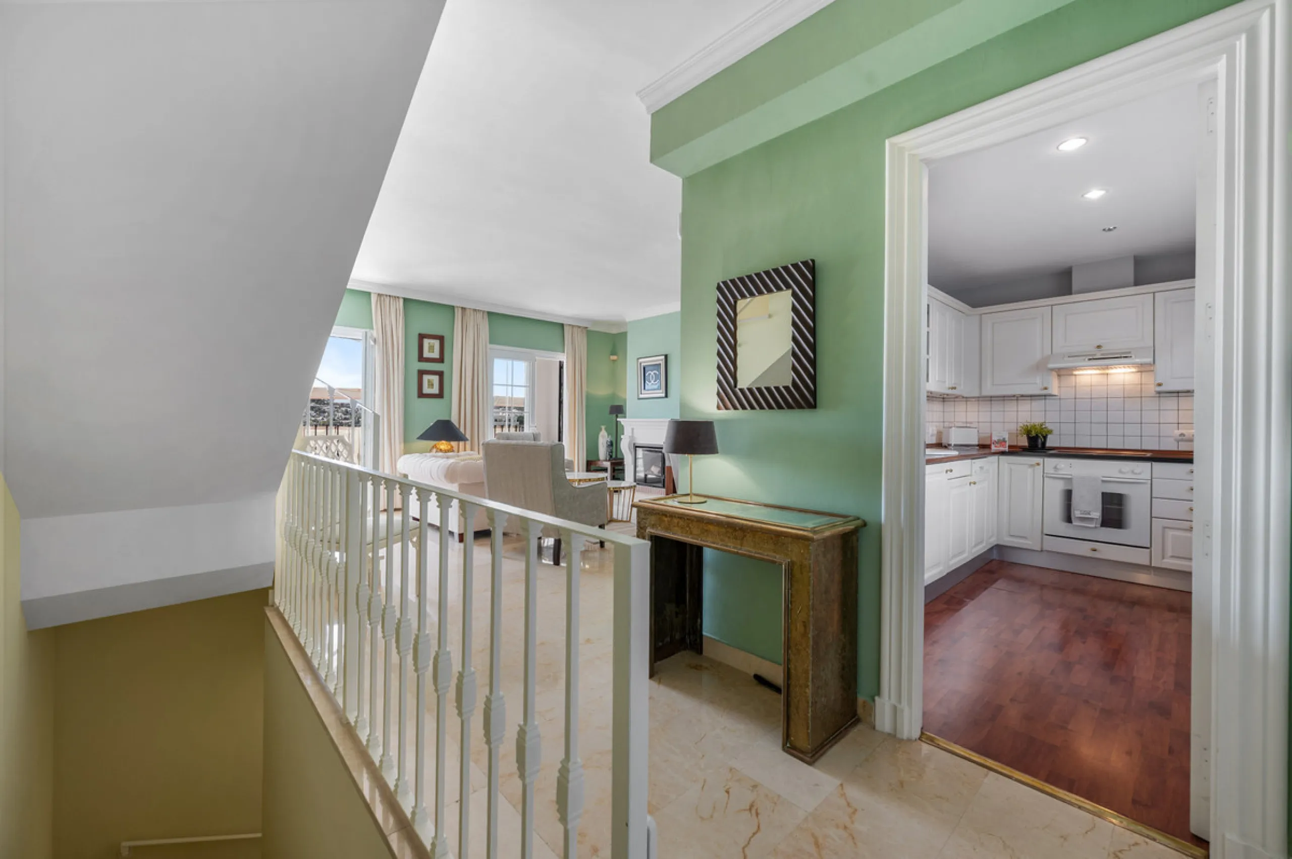 Charming 3-Bedroom Townhouse with Panoramic Views and Rooftop Terrace, Aloha Pueblo, Nueva Andalucía