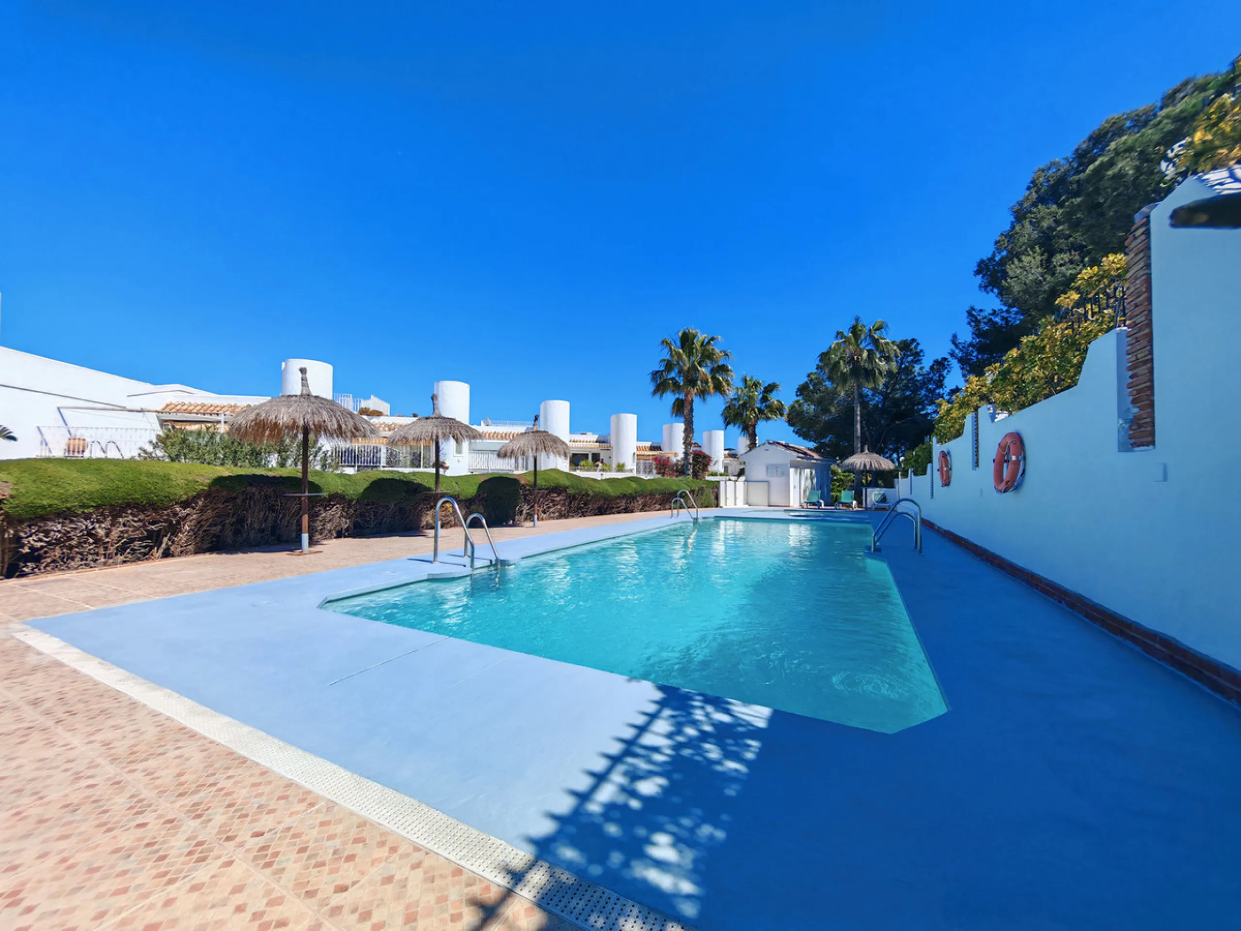 Semi Detached Villa for sale in , Benalmadena with 5 bedrooms, 3 bathrooms, 3 en suite bathrooms, 1 toilet and with orientation south/east, with communal swimming pool, private garage (2 parking spaces) and private garden. Regarding property dimensions, i