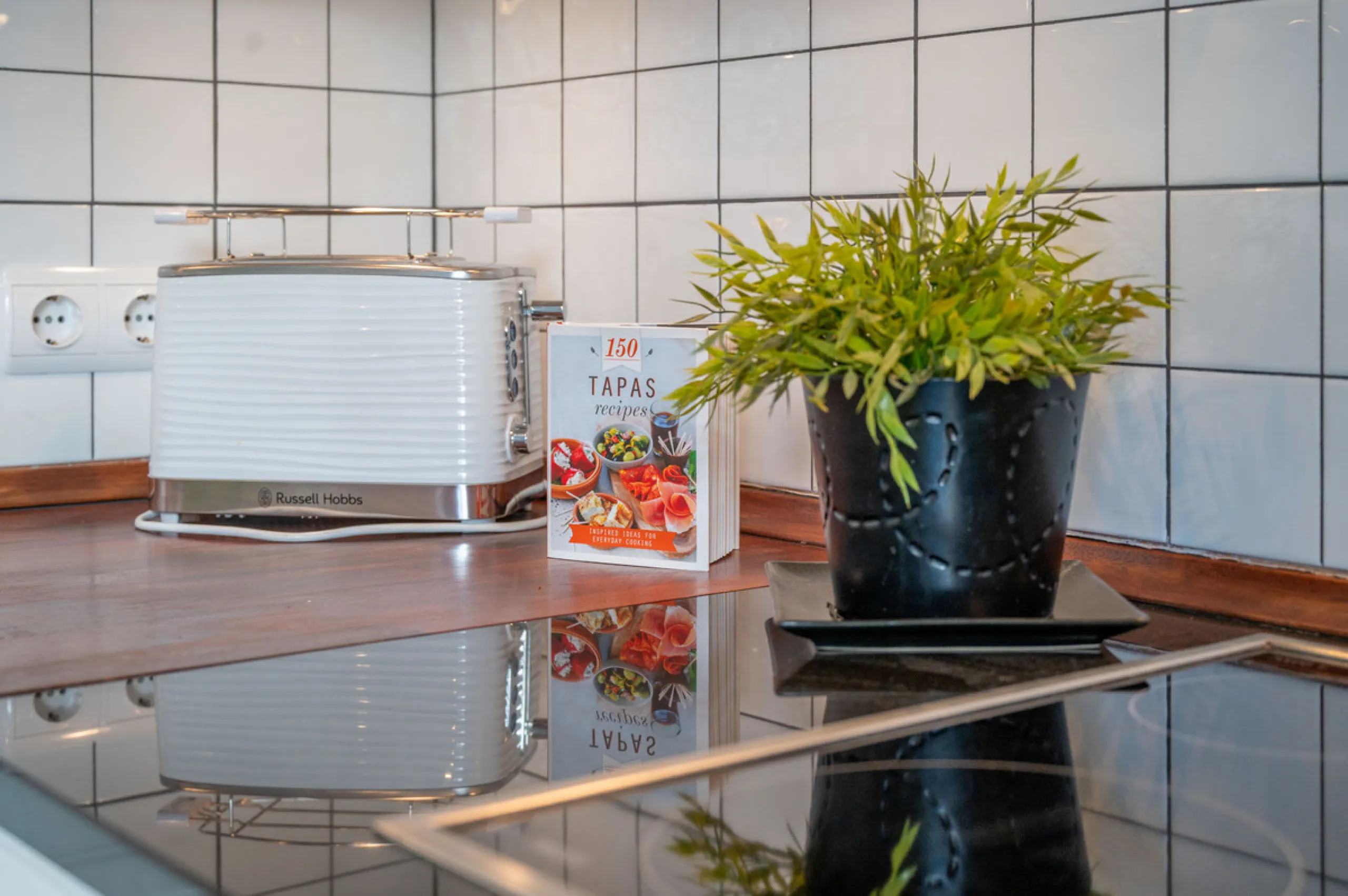 Charming 3-Bedroom Townhouse with Panoramic Views and Rooftop Terrace, Aloha Pueblo, Nueva Andalucía