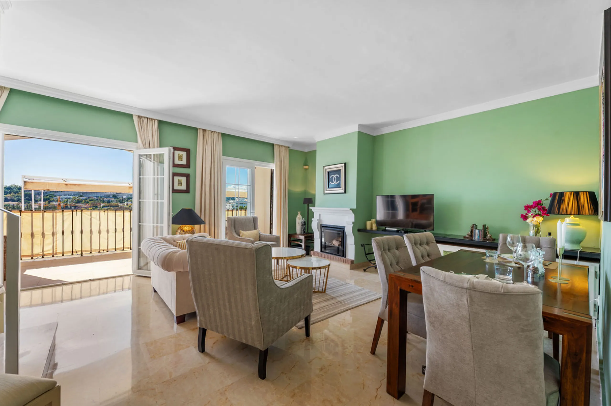 Charming 3-Bedroom Townhouse with Panoramic Views and Rooftop Terrace, Aloha Pueblo, Nueva Andalucía