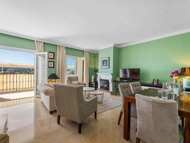 Charming 3-Bedroom Townhouse with Panoramic Views and Rooftop Terrace, Aloha Pueblo, Nueva Andalucía