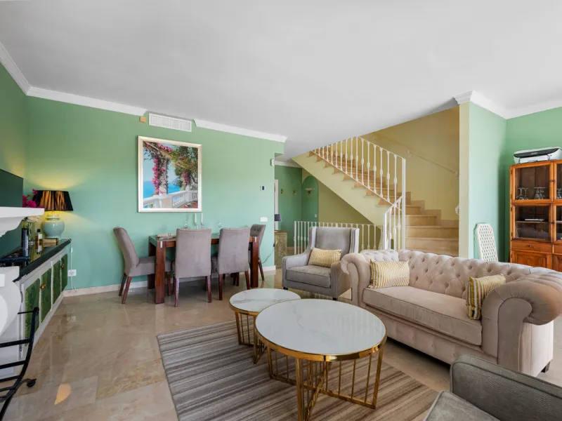 Charming 3-Bedroom Townhouse with Panoramic Views and Rooftop Terrace, Aloha Pueblo, Nueva Andalucía