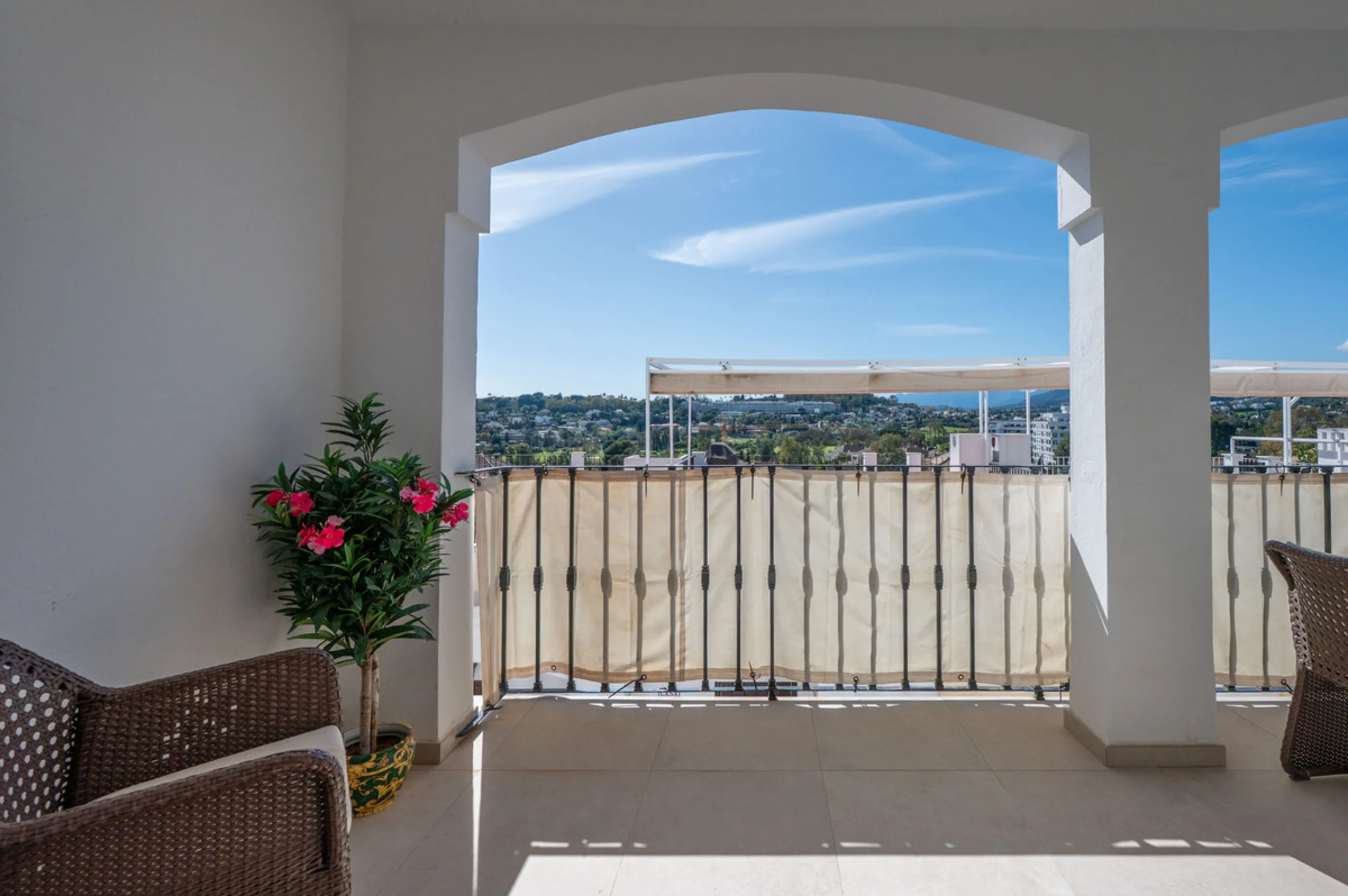 Charming 3-Bedroom Townhouse with Panoramic Views and Rooftop Terrace, Aloha Pueblo, Nueva Andalucía