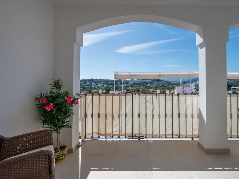 Charming 3-Bedroom Townhouse with Panoramic Views and Rooftop Terrace, Aloha Pueblo, Nueva Andalucía
