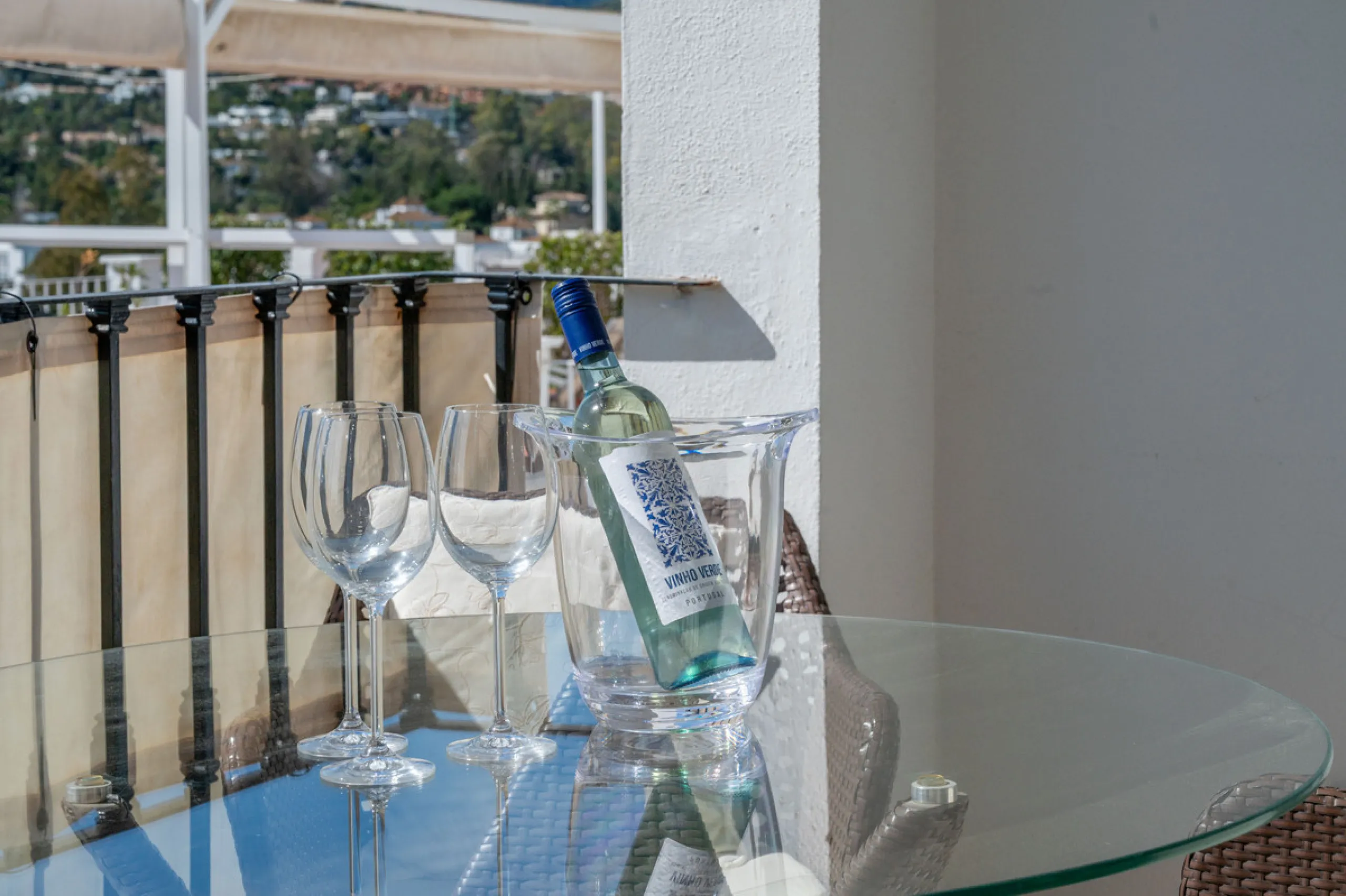 Charming 3-Bedroom Townhouse with Panoramic Views and Rooftop Terrace, Aloha Pueblo, Nueva Andalucía