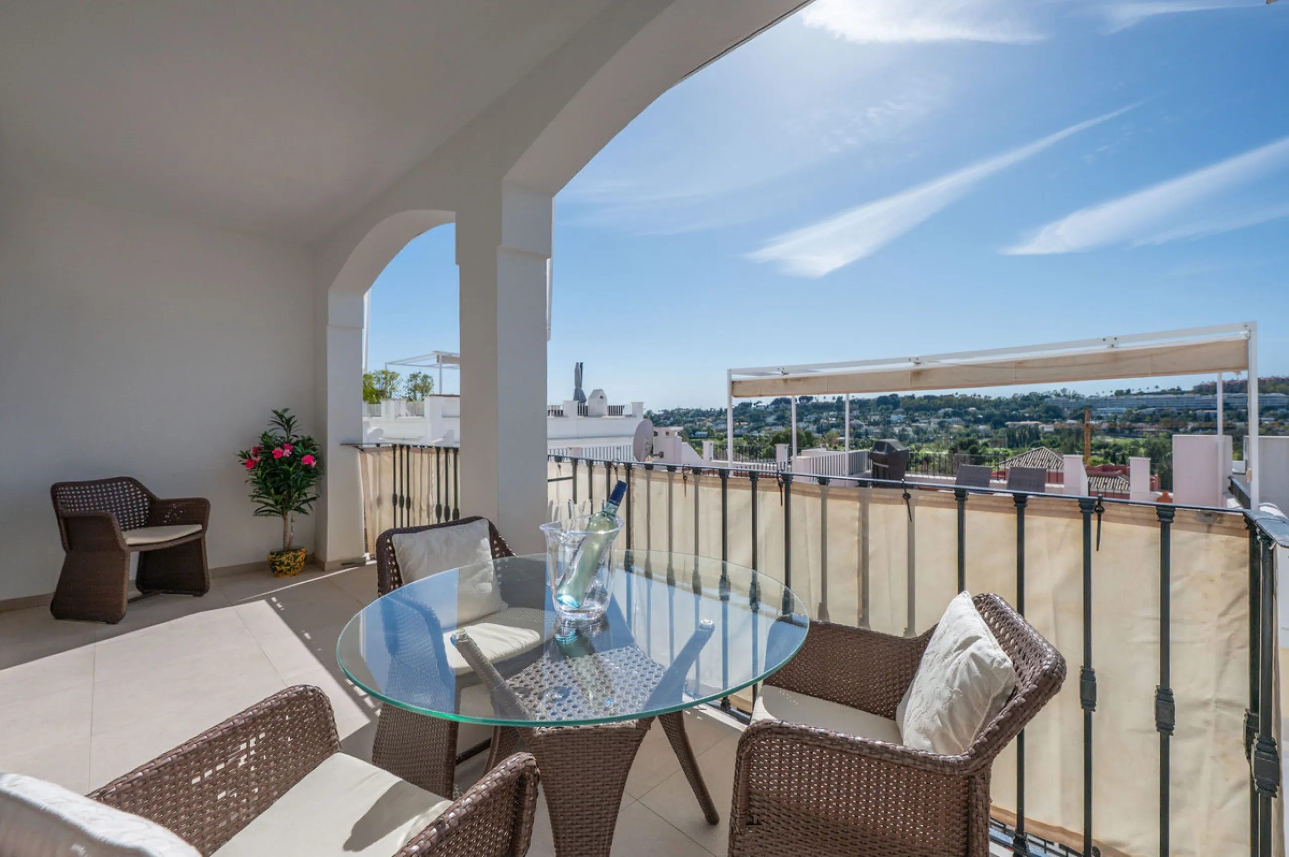 Charming 3-Bedroom Townhouse with Panoramic Views and Rooftop Terrace, Aloha Pueblo, Nueva Andalucía