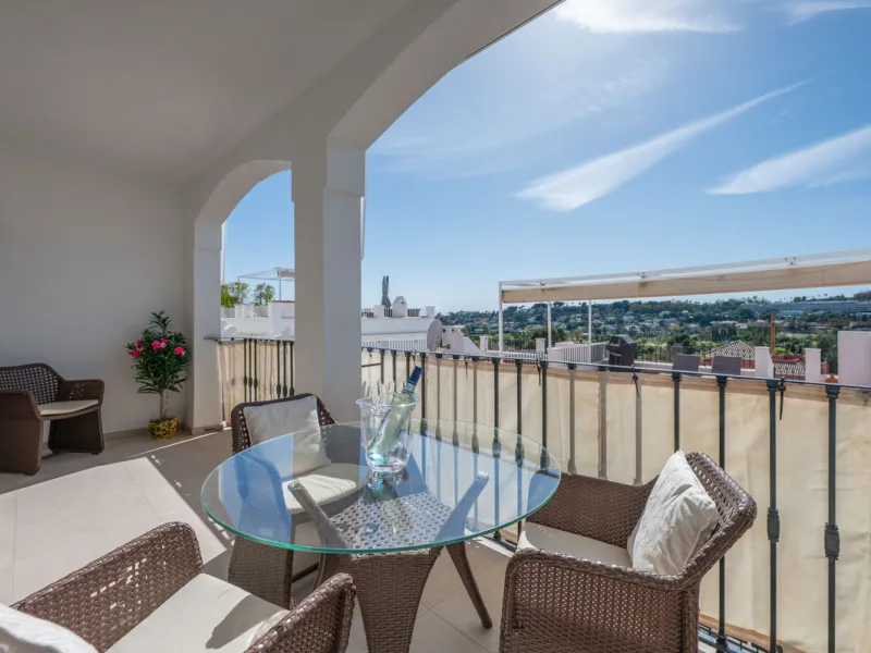 Charming 3-Bedroom Townhouse with Panoramic Views and Rooftop Terrace, Aloha Pueblo, Nueva Andalucía