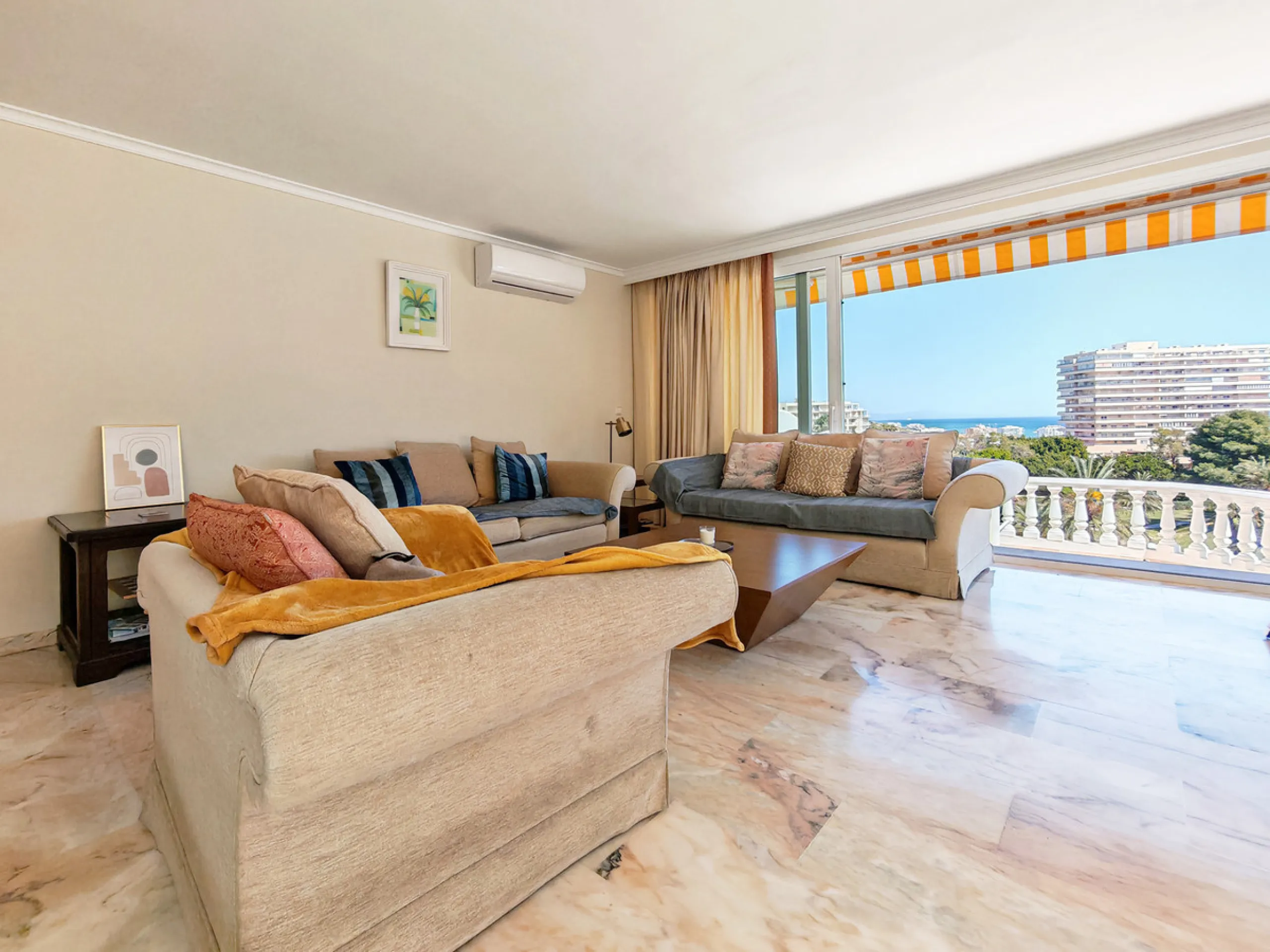 Semi Detached Villa for sale in , Benalmadena with 5 bedrooms, 3 bathrooms, 3 en suite bathrooms, 1 toilet and with orientation south/east, with communal swimming pool, private garage (2 parking spaces) and private garden. Regarding property dimensions, i