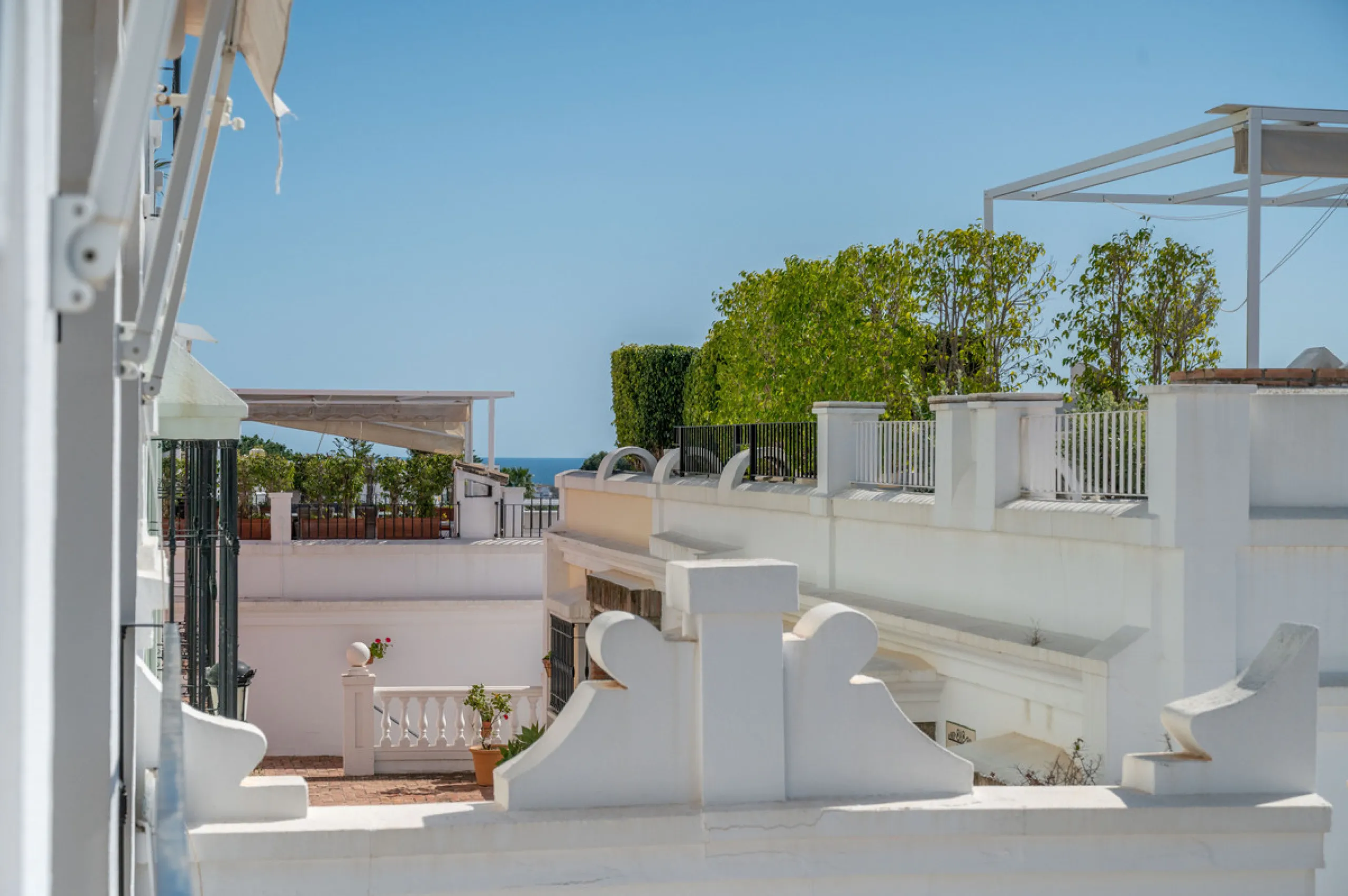 Charming 3-Bedroom Townhouse with Panoramic Views and Rooftop Terrace, Aloha Pueblo, Nueva Andalucía