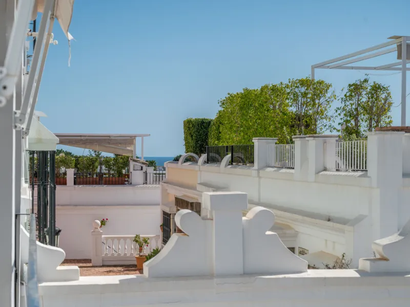 Charming 3-Bedroom Townhouse with Panoramic Views and Rooftop Terrace, Aloha Pueblo, Nueva Andalucía