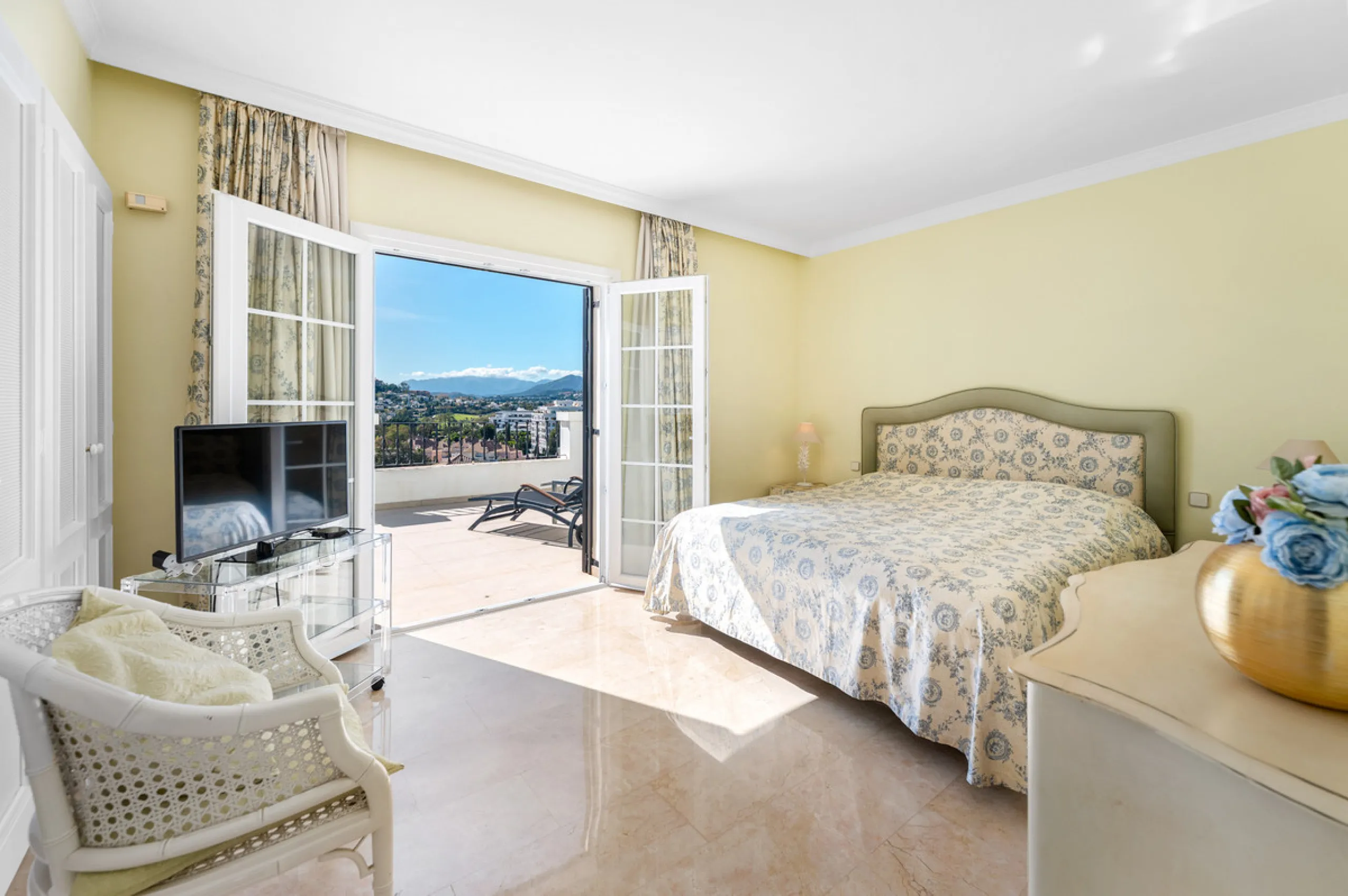 Charming 3-Bedroom Townhouse with Panoramic Views and Rooftop Terrace, Aloha Pueblo, Nueva Andalucía