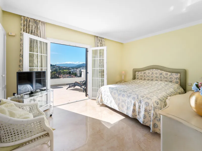 Charming 3-Bedroom Townhouse with Panoramic Views and Rooftop Terrace, Aloha Pueblo, Nueva Andalucía