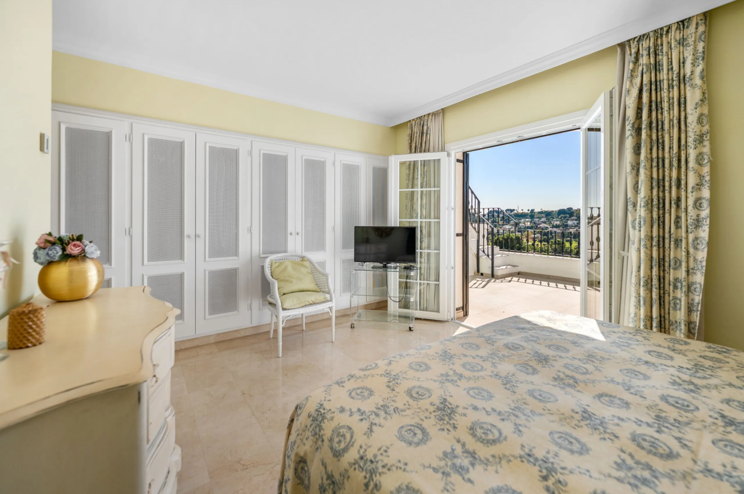 Charming 3-Bedroom Townhouse with Panoramic Views and Rooftop Terrace, Aloha Pueblo, Nueva Andalucía
