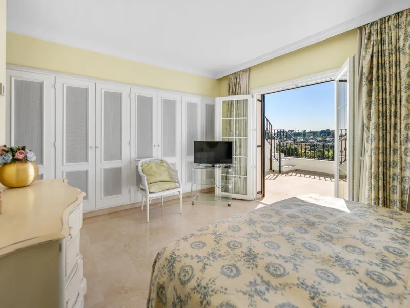 Charming 3-Bedroom Townhouse with Panoramic Views and Rooftop Terrace, Aloha Pueblo, Nueva Andalucía