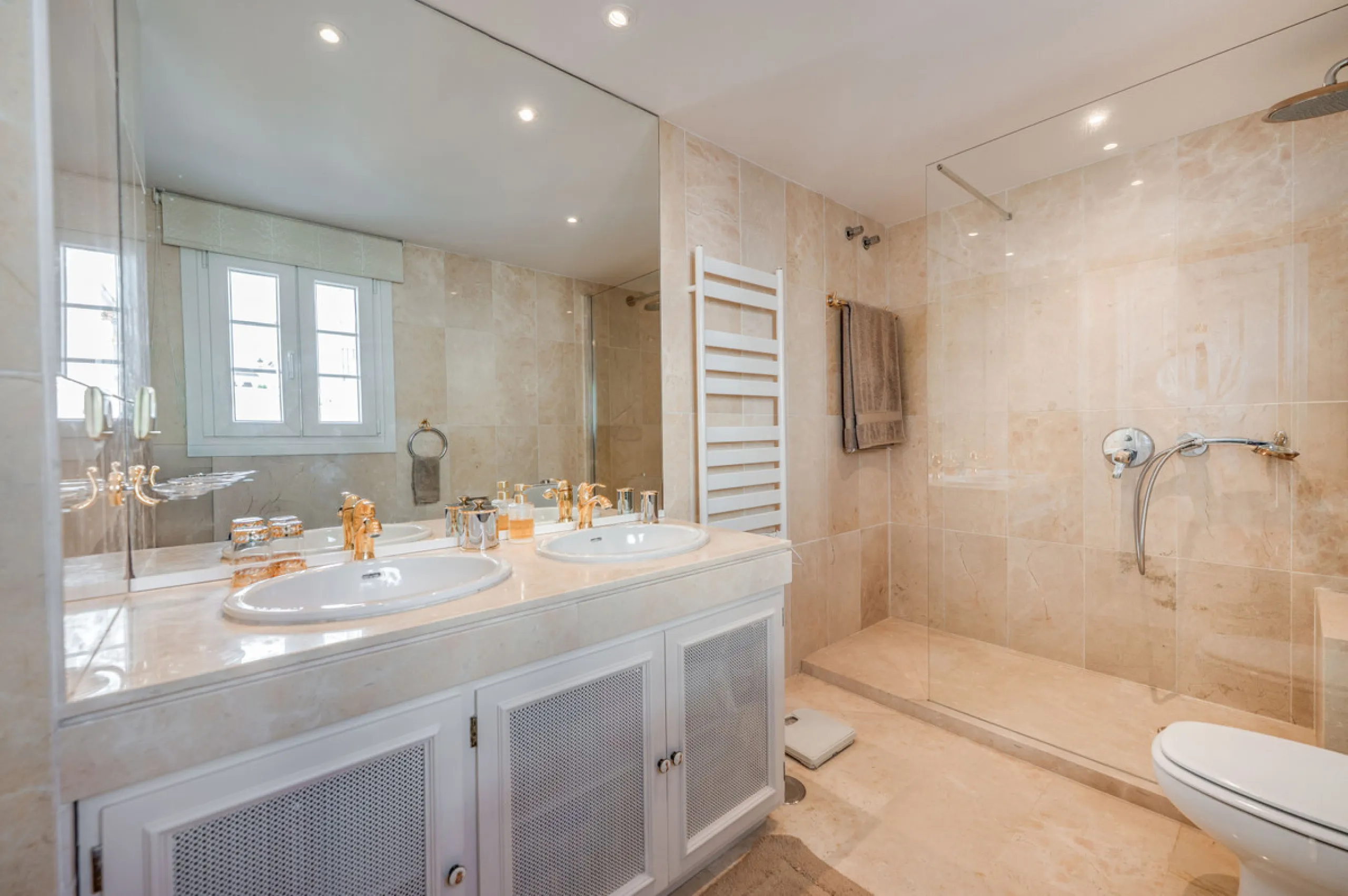 Charming 3-Bedroom Townhouse with Panoramic Views and Rooftop Terrace, Aloha Pueblo, Nueva Andalucía