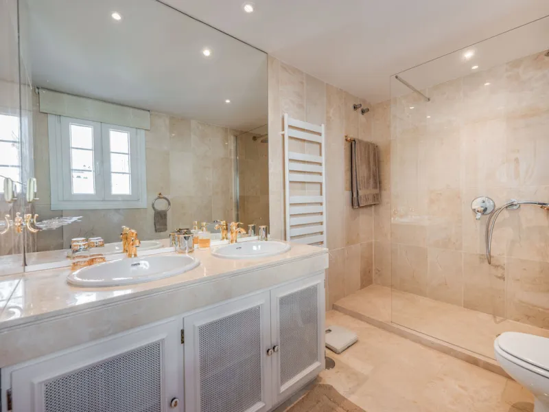 Charming 3-Bedroom Townhouse with Panoramic Views and Rooftop Terrace, Aloha Pueblo, Nueva Andalucía
