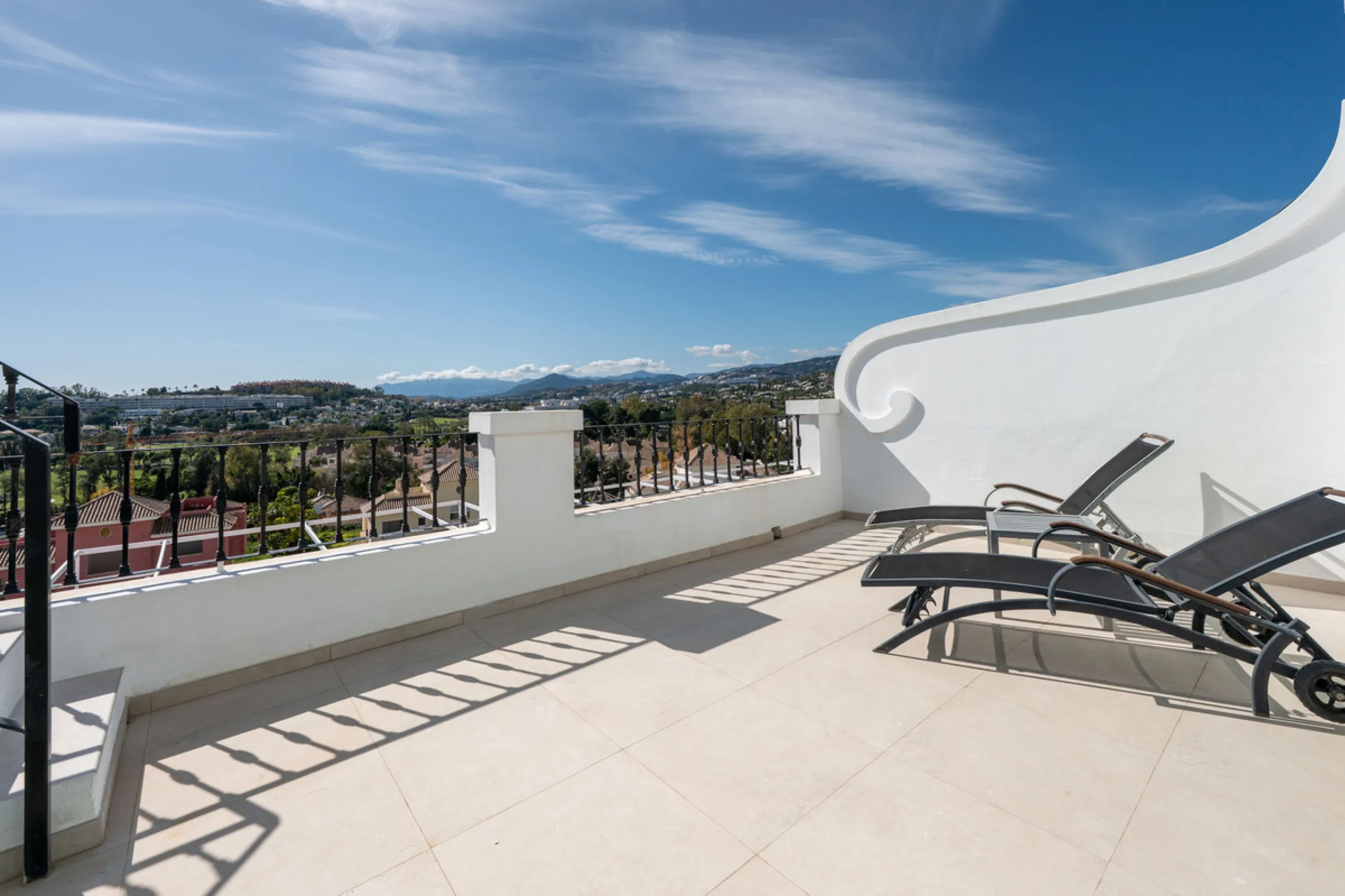 Charming 3-Bedroom Townhouse with Panoramic Views and Rooftop Terrace, Aloha Pueblo, Nueva Andalucía