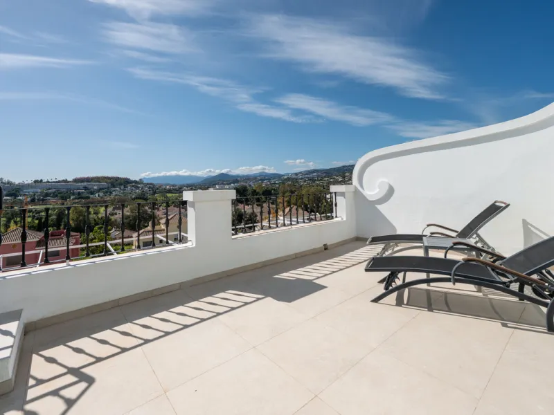 Charming 3-Bedroom Townhouse with Panoramic Views and Rooftop Terrace, Aloha Pueblo, Nueva Andalucía