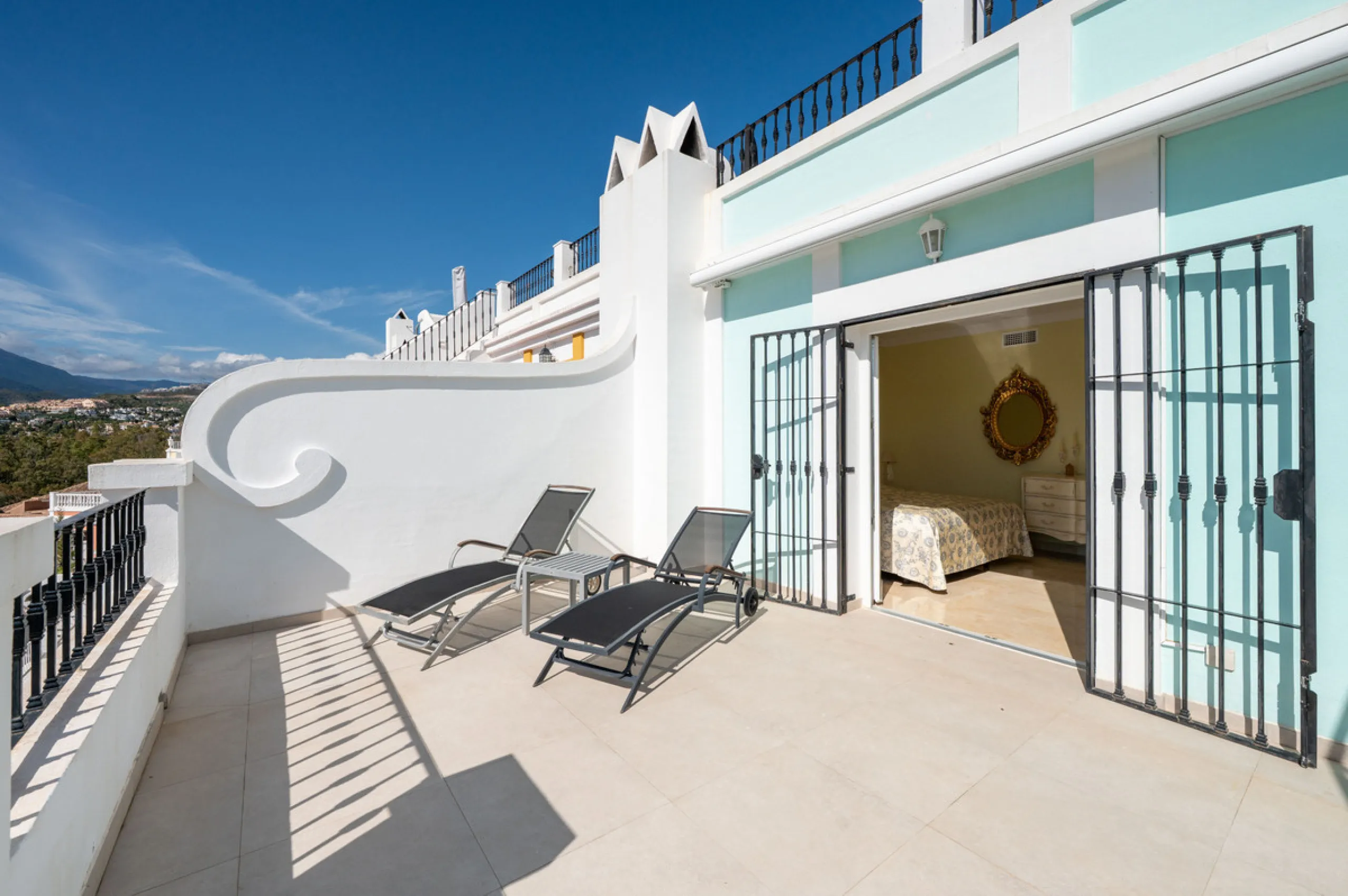 Charming 3-Bedroom Townhouse with Panoramic Views and Rooftop Terrace, Aloha Pueblo, Nueva Andalucía
