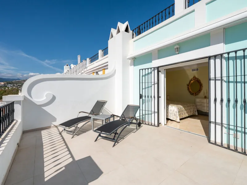Charming 3-Bedroom Townhouse with Panoramic Views and Rooftop Terrace, Aloha Pueblo, Nueva Andalucía