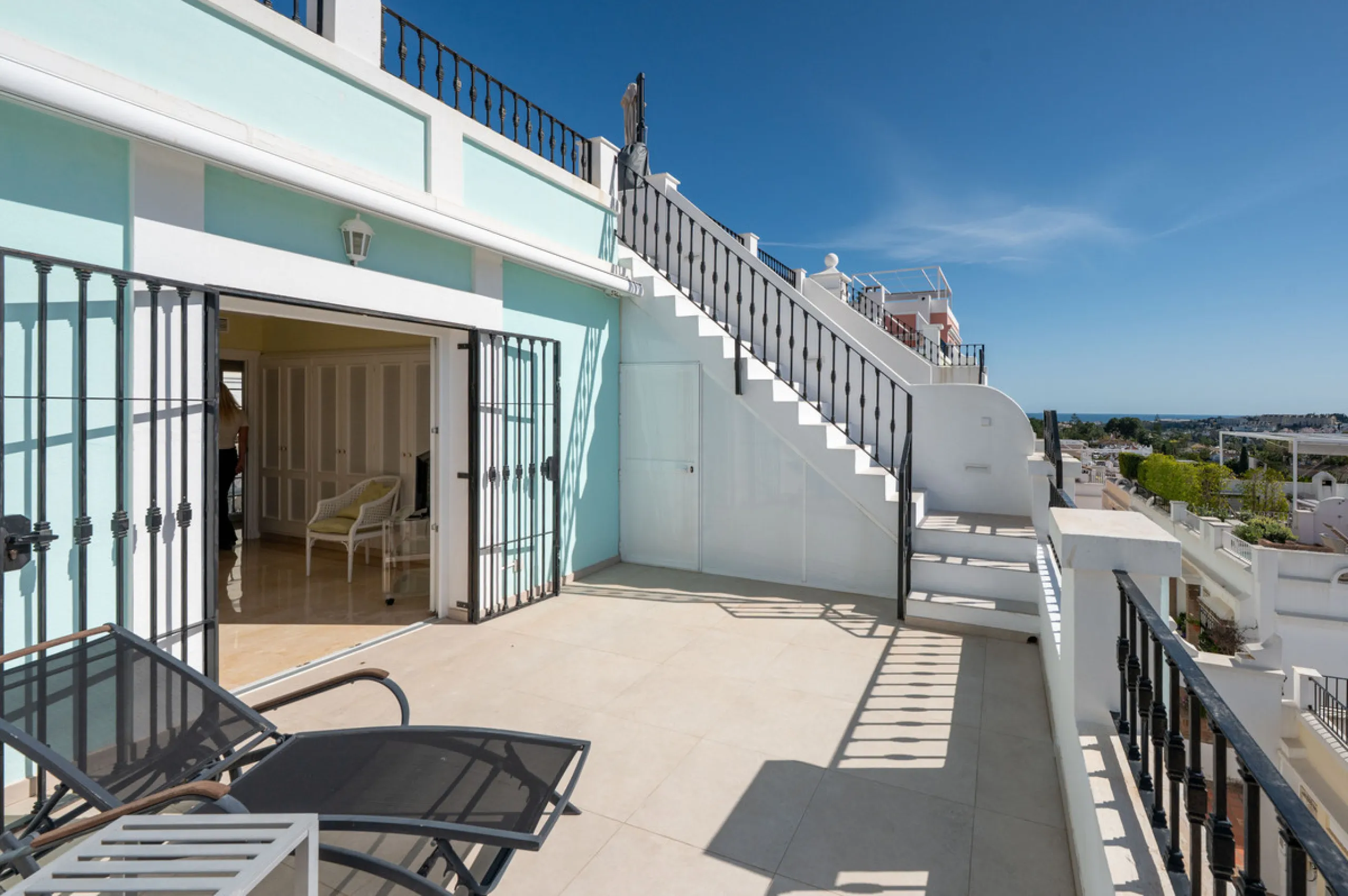Charming 3-Bedroom Townhouse with Panoramic Views and Rooftop Terrace, Aloha Pueblo, Nueva Andalucía
