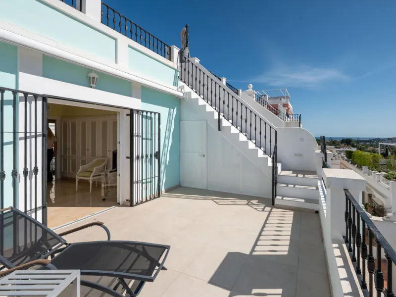 Charming 3-Bedroom Townhouse with Panoramic Views and Rooftop Terrace, Aloha Pueblo, Nueva Andalucía