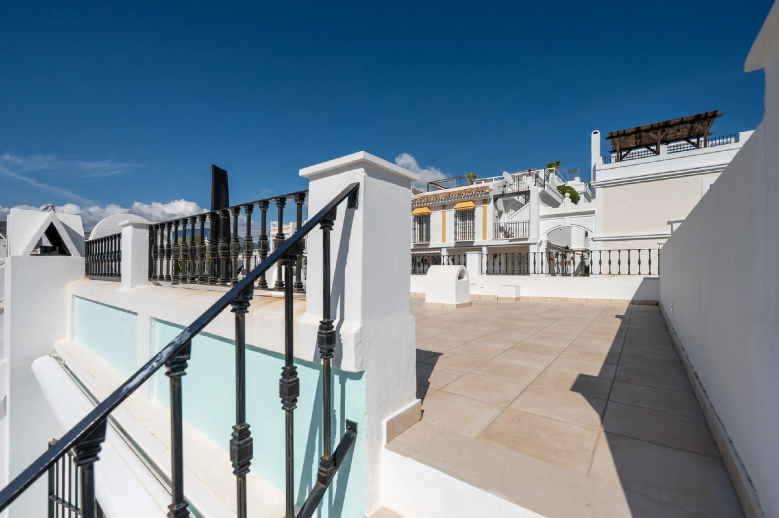 Charming 3-Bedroom Townhouse with Panoramic Views and Rooftop Terrace, Aloha Pueblo, Nueva Andalucía