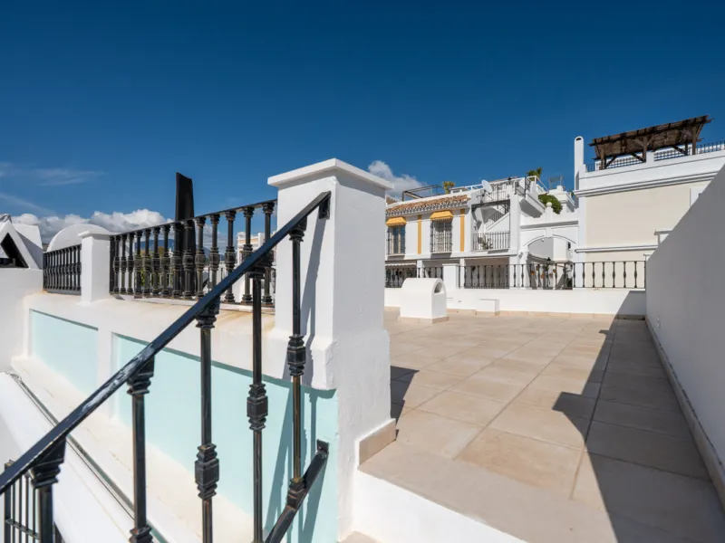 Charming 3-Bedroom Townhouse with Panoramic Views and Rooftop Terrace, Aloha Pueblo, Nueva Andalucía