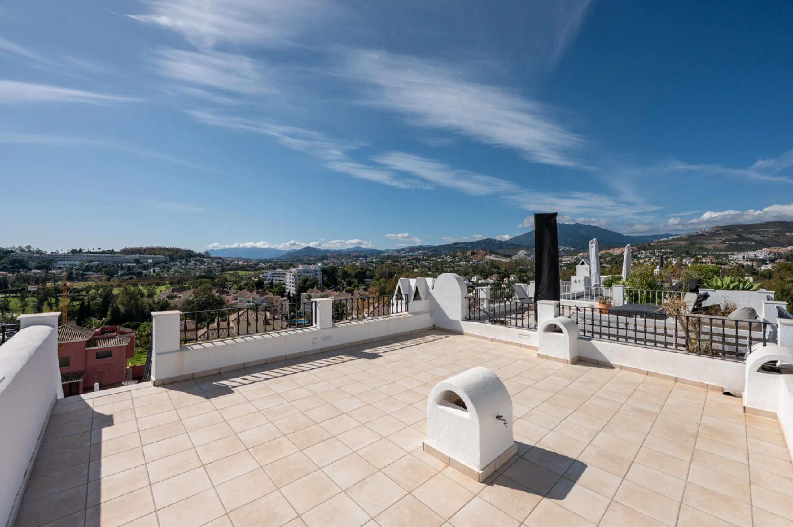 Charming 3-Bedroom Townhouse with Panoramic Views and Rooftop Terrace, Aloha Pueblo, Nueva Andalucía