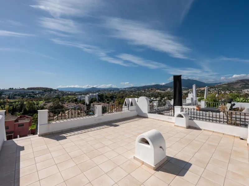 Charming 3-Bedroom Townhouse with Panoramic Views and Rooftop Terrace, Aloha Pueblo, Nueva Andalucía